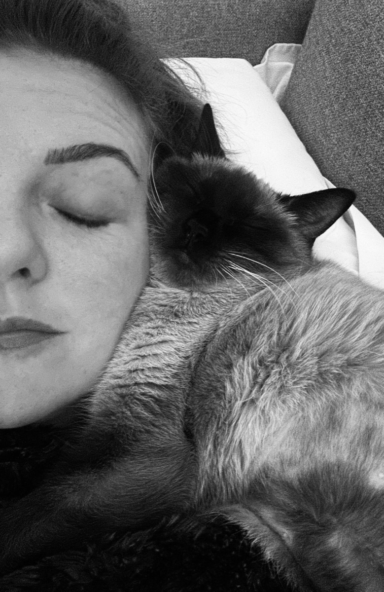 Manon avec un chat, lien de complicité