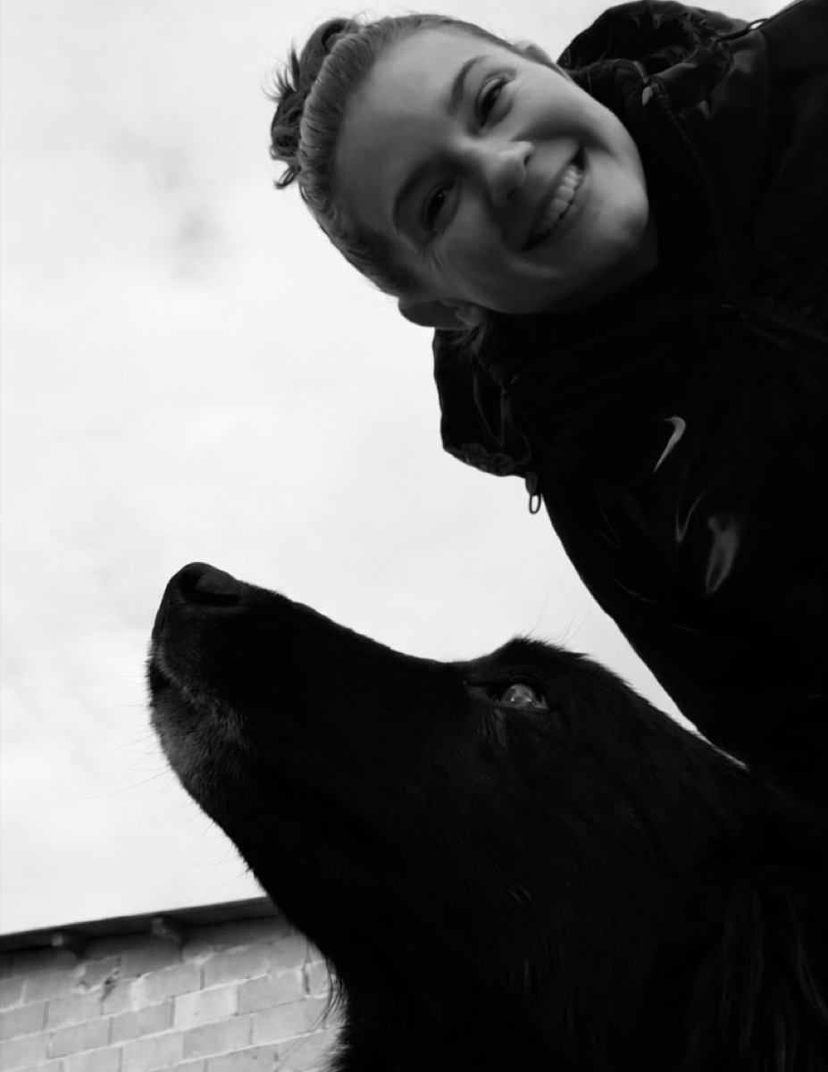 Manon en connexion avec un chien